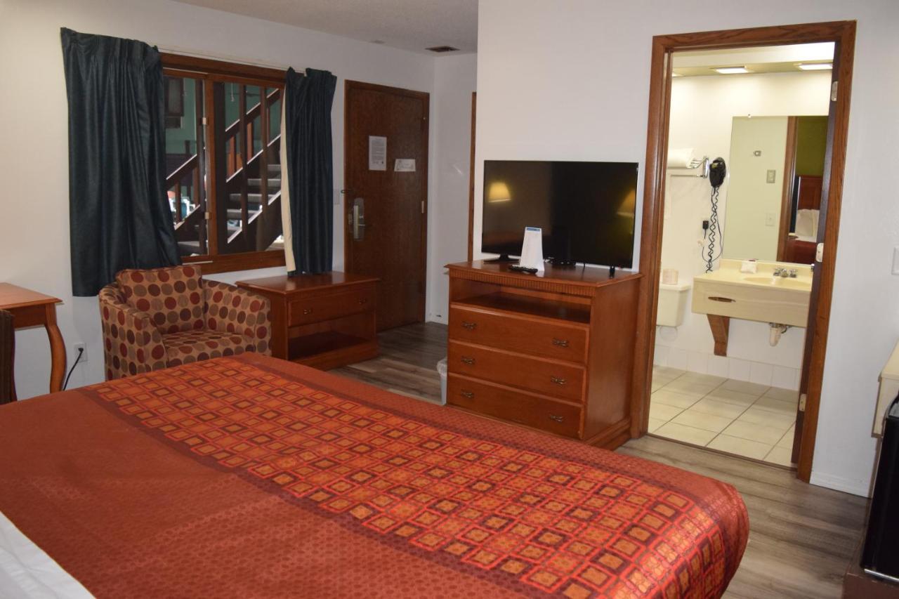 Regency Inn And Suites Eau Claire Bagian luar foto